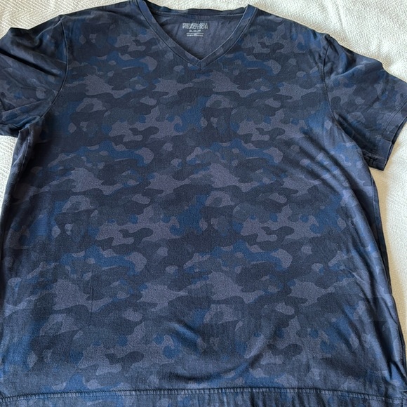 Men’s Kenneth Cole V-Neck Short -Sleeve T-Shirt, Blue Camo, XL - Picture 4 of 5
